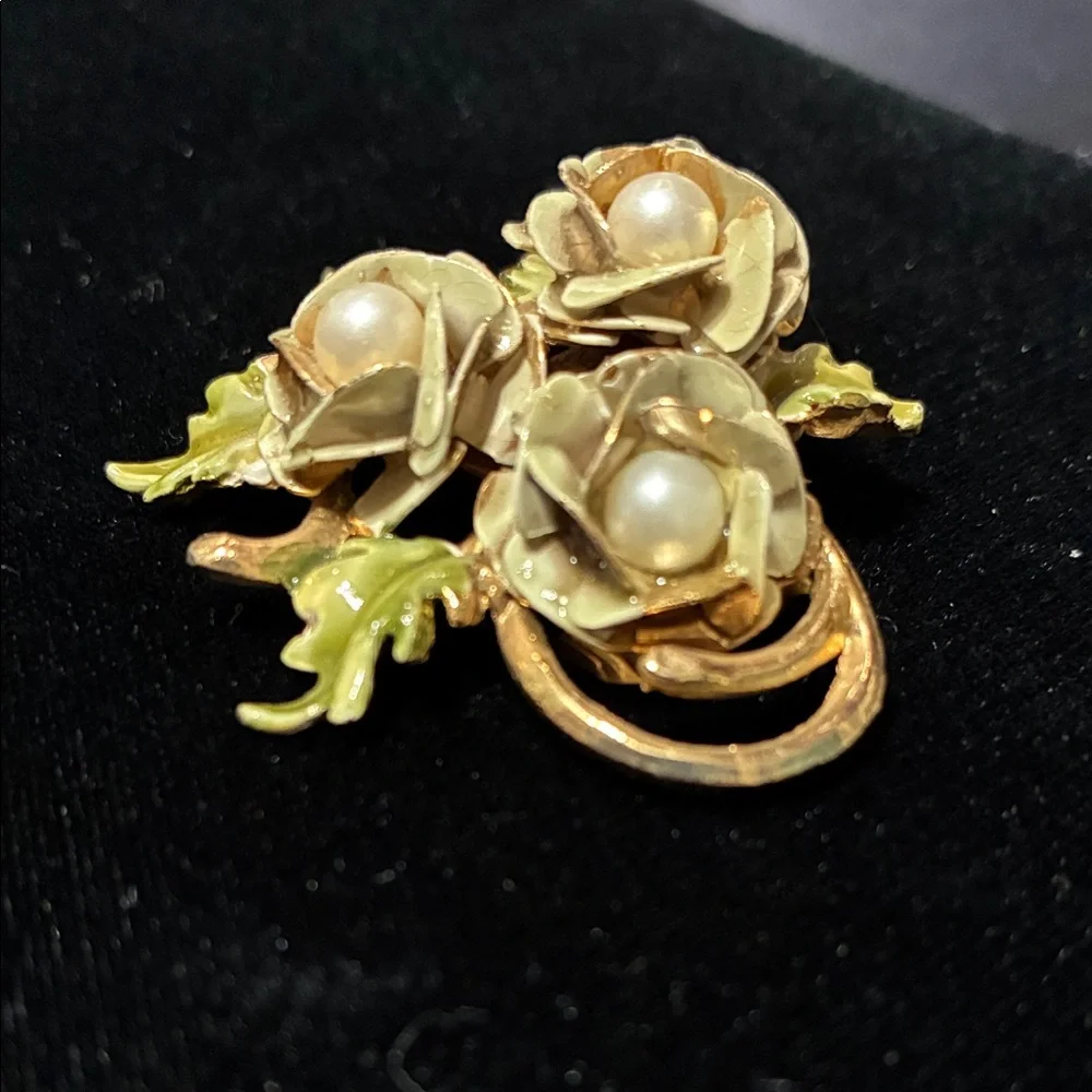 Elegant vintage Floral Pearl Brooch